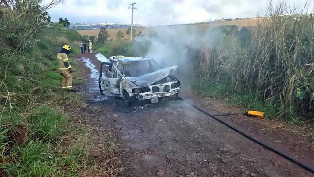 casal e criança escampam de incêncio a carro no interior de Apucarana